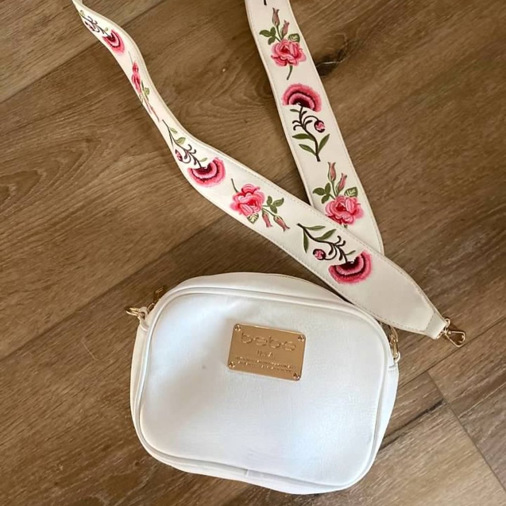 BEBE WHITE CAMERA BAG W/ EMBROIDERED FLORAL STRAP